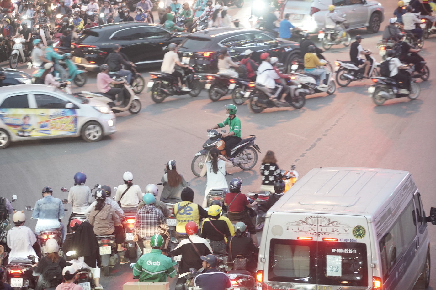 Trên nhiều tuyến phố của Hà Nội không khó để bắt gặp những tài xế xe ôm công nghệ tham gia giao thông như "làm xiếc". Thậm chí, những hành vi vi phạm giao thông của những người lái xe này xảy ra phổ biến, tiềm ẩn nhiều nguy cơ mất an toàn giao thông, làm xấu hình ảnh văn minh đô thị.