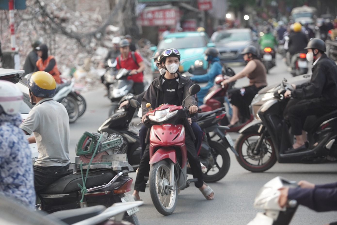 Theo người dân xung quanh cho biết, tại vị trí này thường xuyên xảy ra các vụ va chạm giao thông, các phương tiện đi trên đường Nguyễn Trãi thường xuyên phải phanh gấp, đứng lại nhường đường cho các phương tiện băng qua đường.