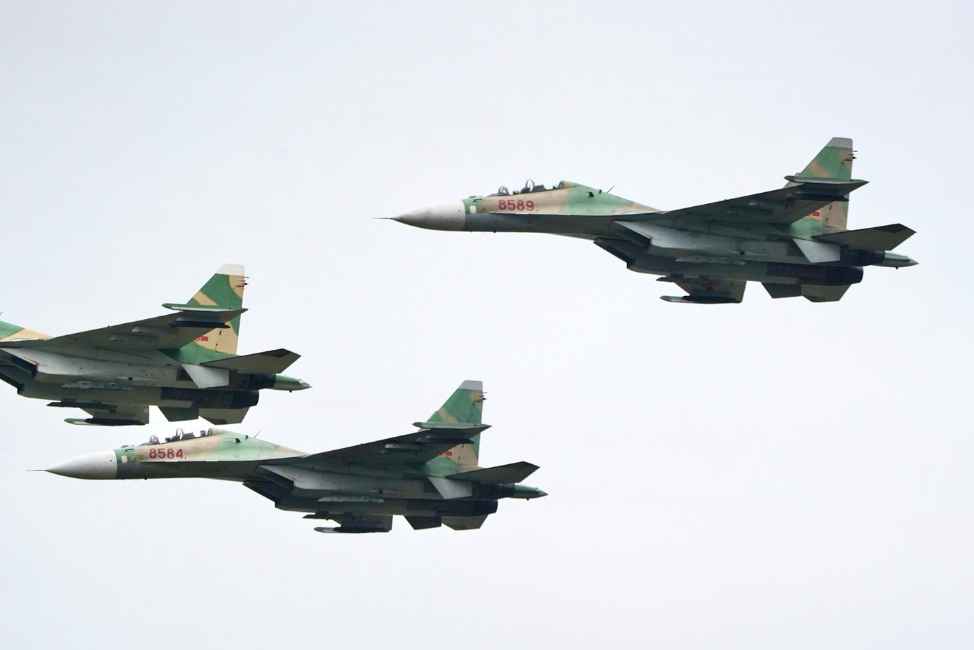 7 chiếc tiêm kích Su30-MK2 bay thành hai biên đội, một biên đội gồm 3 chiếc bay trước và đó 4 chiếc bay tiếp theo.