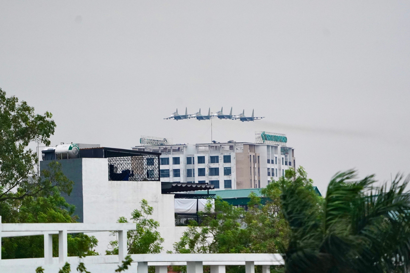 Tiêm kích Su30-MK2 bay quanh khu vực triển lãm.