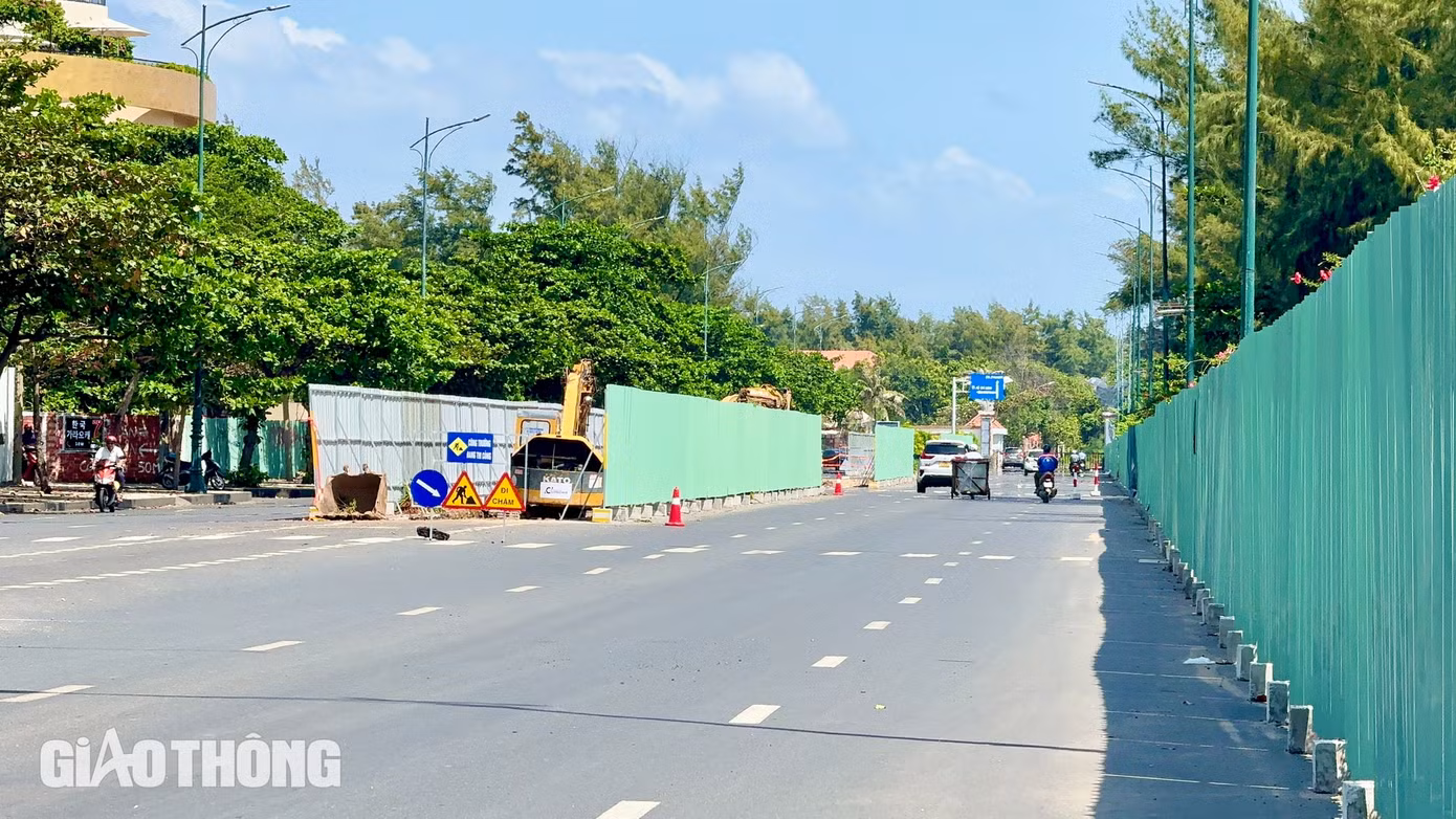 Tận dụng thời tiết nắng nóng, xe cuốc, xe lu, xe ủi được các công nhân điều khiển hoạt động từ sáng đến đêm không ngừng nghỉ để đẩy nhanh tiến độ. Tận dụng thời tiết nắng nóng, xe cuốc, xe lu, xe ủi được các công nhân điều khiển hoạt động từ sáng đến đêm không ngừng nghỉ để đẩy nhanh tiến độ.