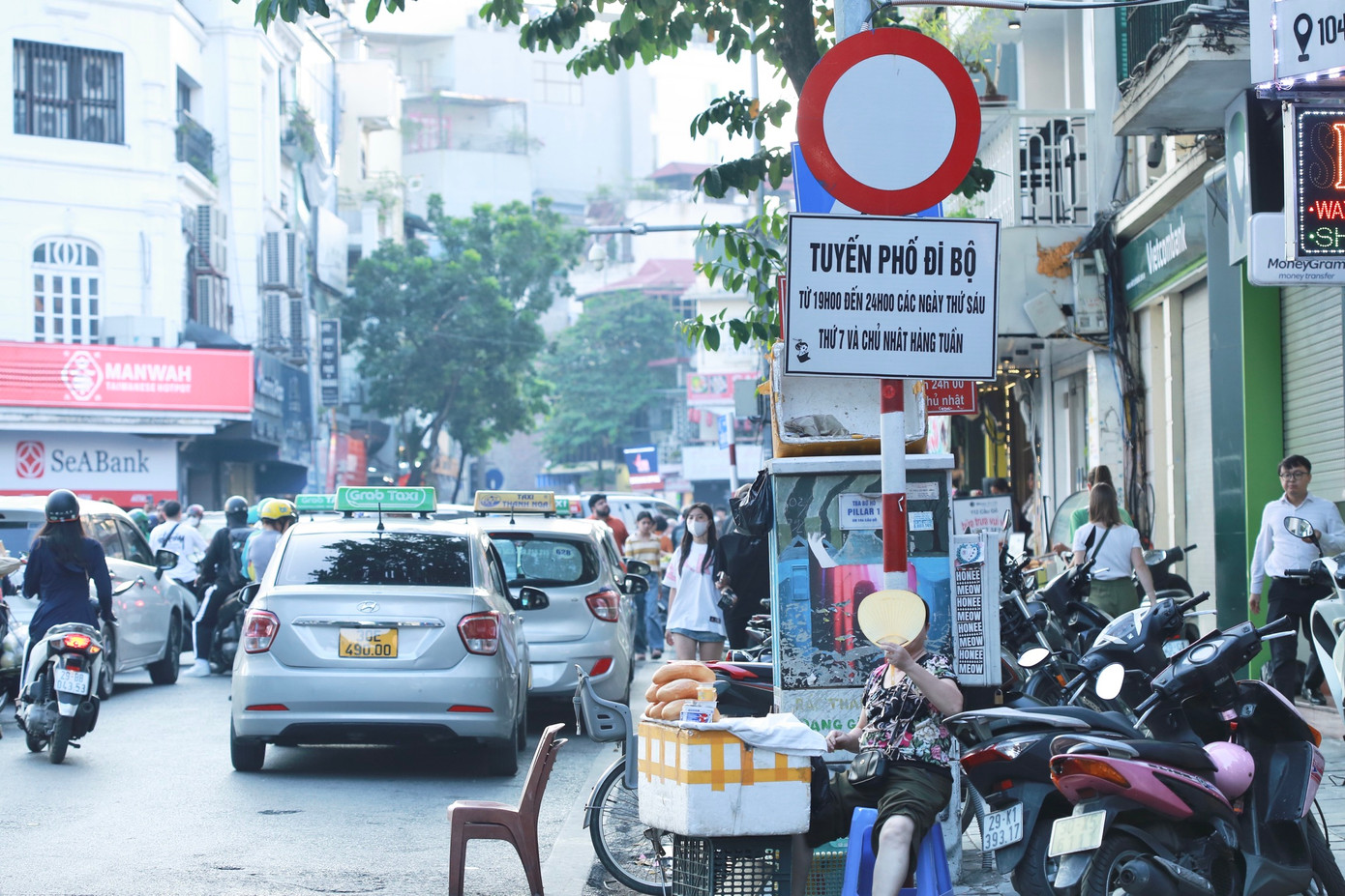 Hiện mới có các tuyến phố đi bộ đang cấm hoàn toàn phương tiện giao thông vào cuối tuần.