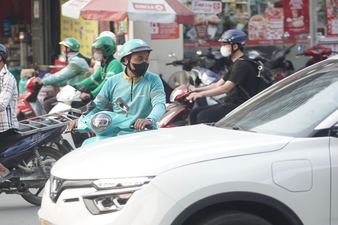 Ghi nhận của PV, việc các phương tiện giao thông băng qua đường, cắt mặt các phương tiện trên đường Nguyễn Trãi xuống hầm chui Thanh Xuân diễn ra thường xuyên, tiềm ẩn nguy cơ tai nạn giao thông khi các phương tiện lưu thông ở tốc độ cao.