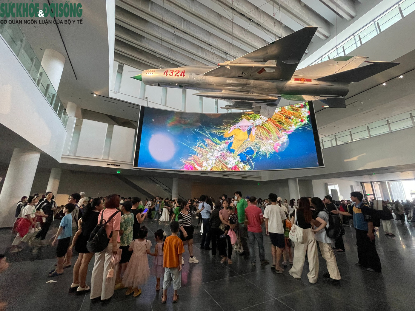 Hiện Bảo tàng Lịch sử Quân sự Việt Nam đang lưu giữ, trưng bày hơn 150.000 hiện vật. Trong đó có 4 bảo vật quốc gia, gồm 2 máy bay MIG-21 số hiệu 4324, 5121, xe tăng T54B số hiệu 843 và bản đồ quyết tâm chiến đấu trong Chiến dịch Hồ Chí Minh lịch sử.