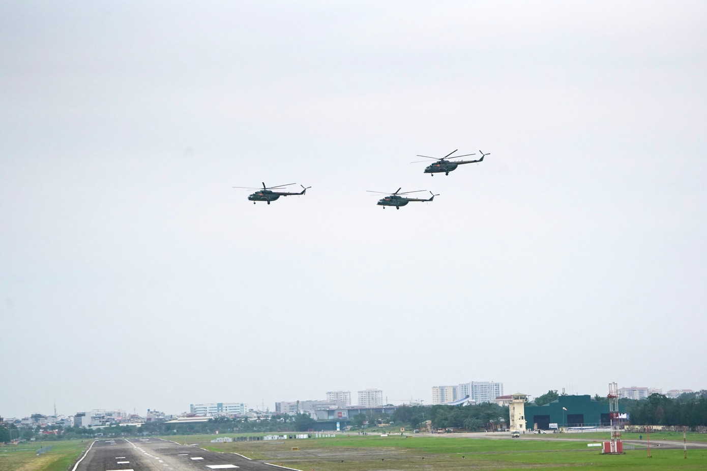 Các biên đội máy bay tham gia luyện tập trên bầu trời Hà Nội ngày 27/11 gồm 7 chiếc tiêm kích Su30-MK2 và 7 chiếc trực thăng Mi, bay làm 2 tốp.
