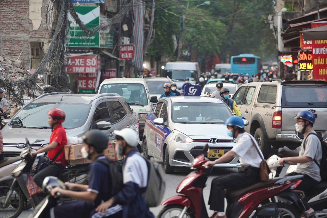 Đây là một trong nút giao thông nóng của Thủ đô, thường xuyên xảy ra ùn tắc, đặc biệt vào giờ cao điểm.