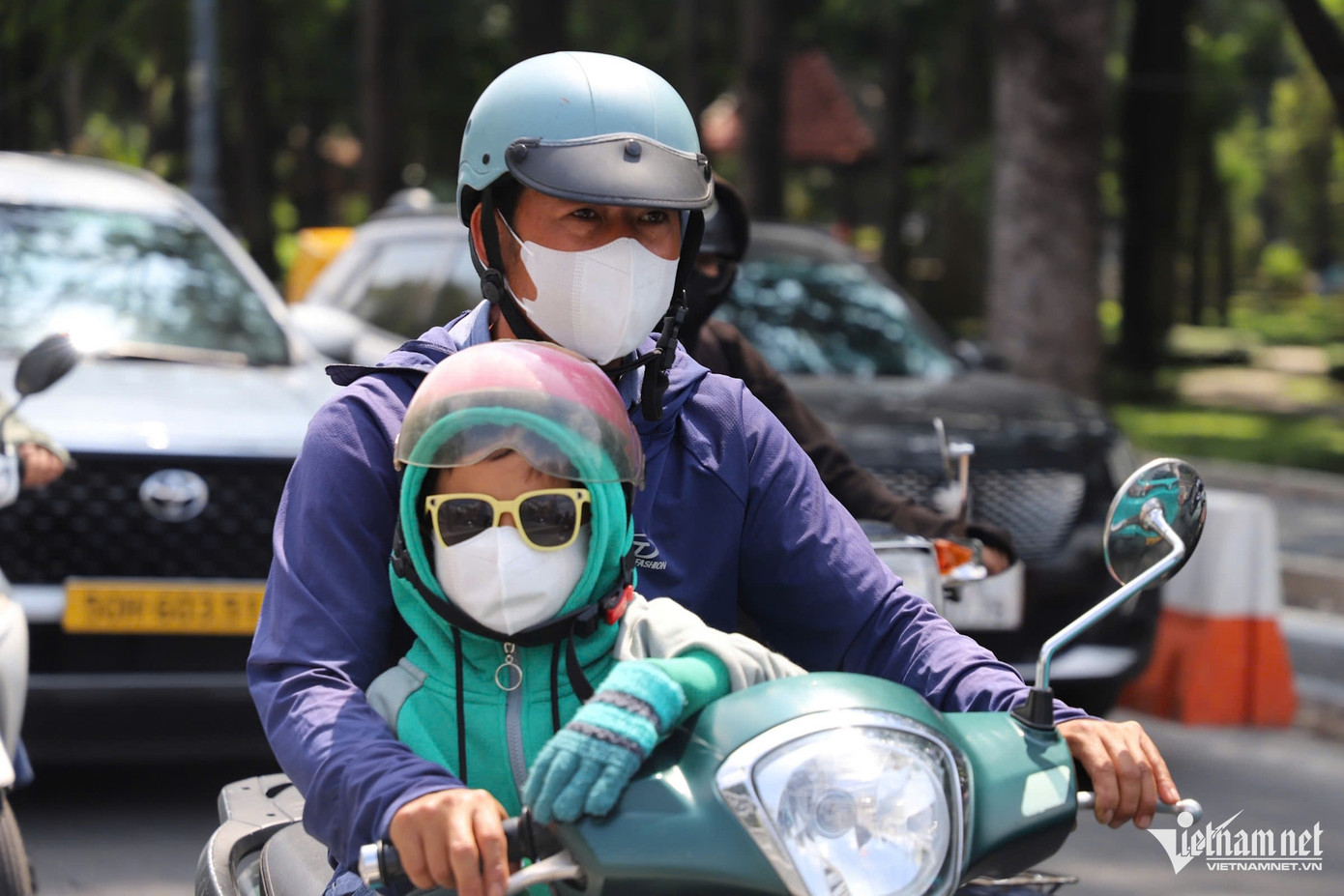 Kẹt xe giữa trưa nắng khiến người dân vất vả di chuyển qua khu vực hầm chui.