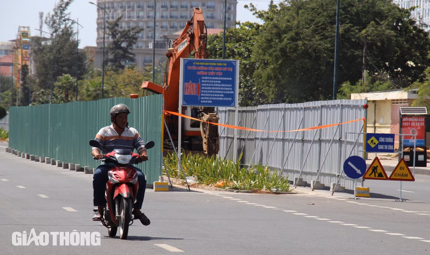Tới nay phần đường Thùy Vân đã triển khai rào chắn, cắt mặt đường cũ, cưa cây, làm cống. Còn ở nội khu công viên cũng đã đào khuôn đường và cào bóc nền. Tới nay phần đường Thùy Vân đã triển khai rào chắn, cắt mặt đường cũ, cưa cây, làm cống. Còn ở nội khu công viên cũng đã đào khuôn đường và cào bóc nền.