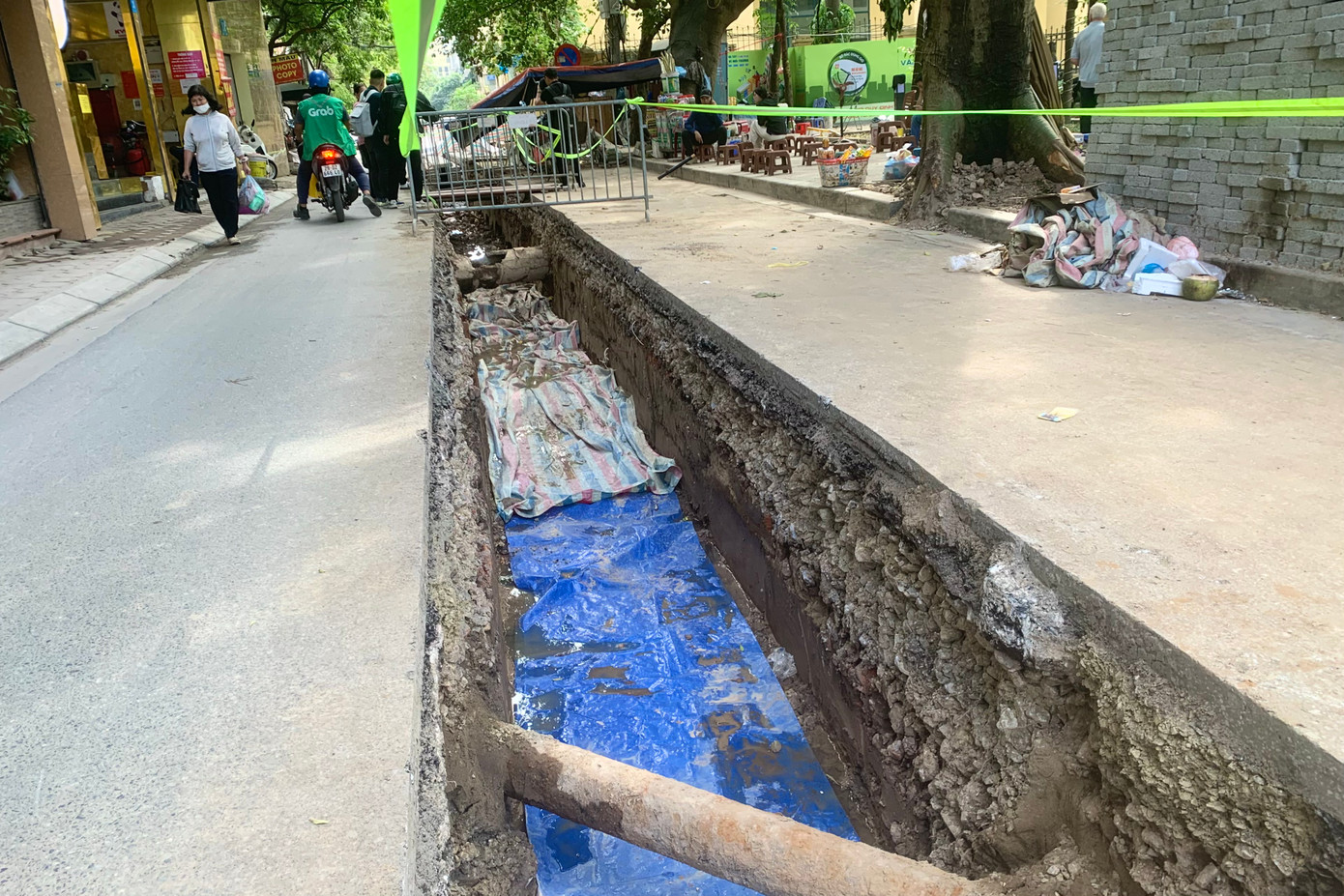 Khu vực các tiểu cũ dưới mương lộ thiên được lực lượng chức năng phủ bạt.