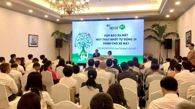 Đại diện công ty AP Saigon Petro trả lời câu hỏi của người tiêu dùng