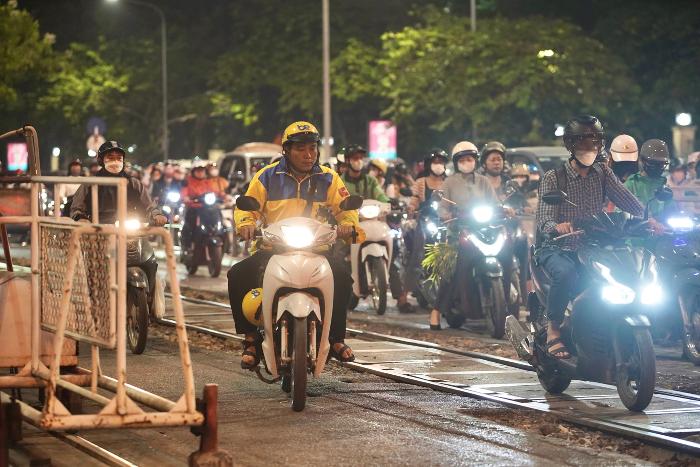 Không khó để bắt gặp cảnh tài xế xe ôm công nghệ đi vào phần đường ray đường sắt ở nút giao Lê Duẩn, Giải Phóng . Thậm chí nhiều phương tiện đi ngược chiều trên đoạn đường này.