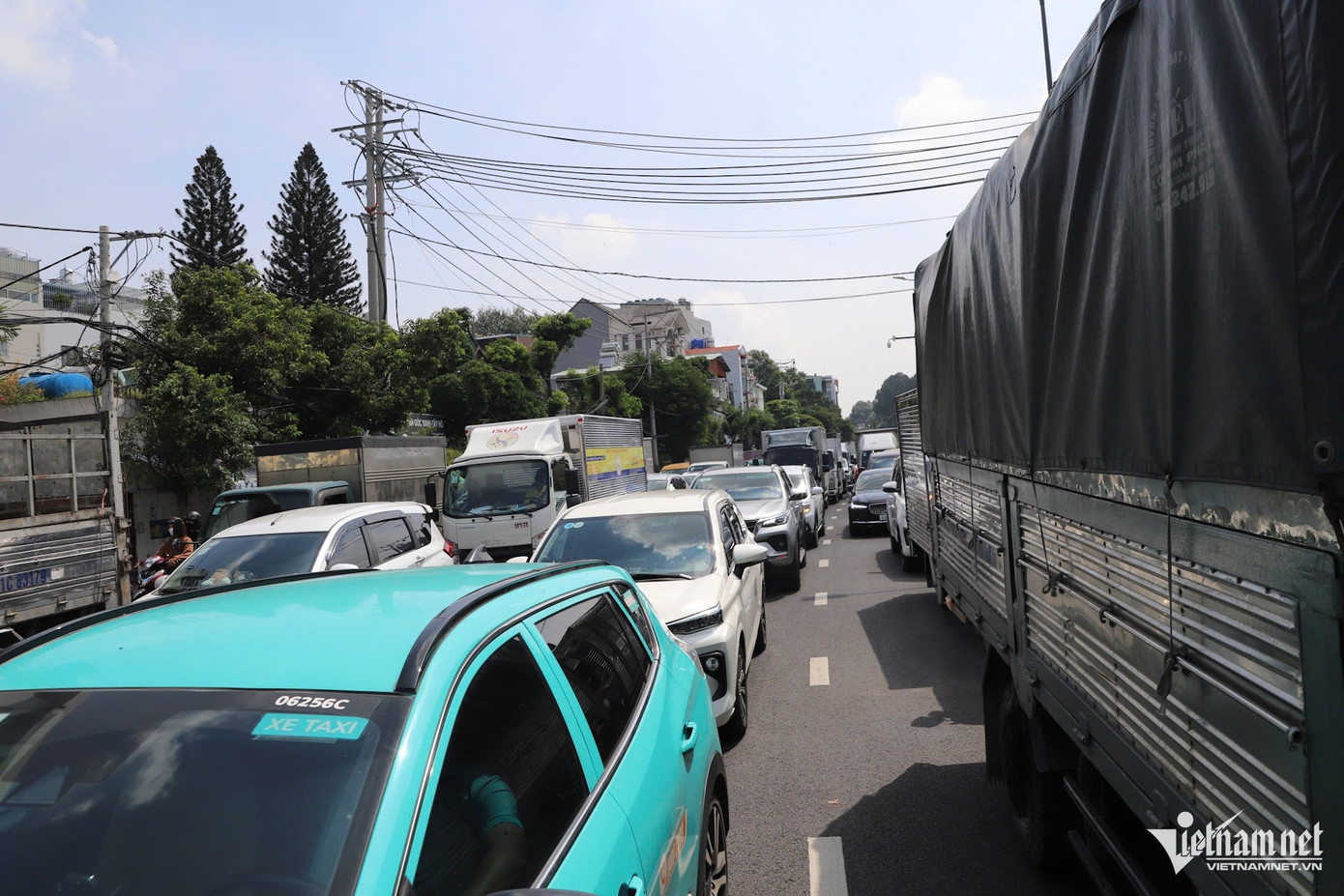 Nặng nhất là khu vực nút giao hầm chui Phan Thúc Duyện - Trần Quốc Hoàn. Theo các hướng, ô tô kẹt cứng dưới hầm lẫn trên đường bộ