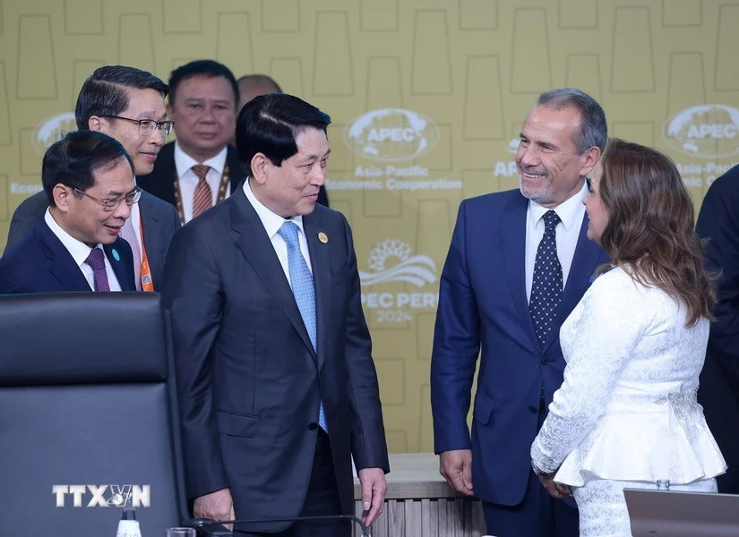 Chủ tịch nước Lương Cường trao đổi với Tổng thống Peru Dina Ercilia Boluarte Zegarra tại Đối thoại không chính thức giữa các nhà lãnh đạo APEC với khách mời. (Ảnh: Lâm Khánh/TTXVN)