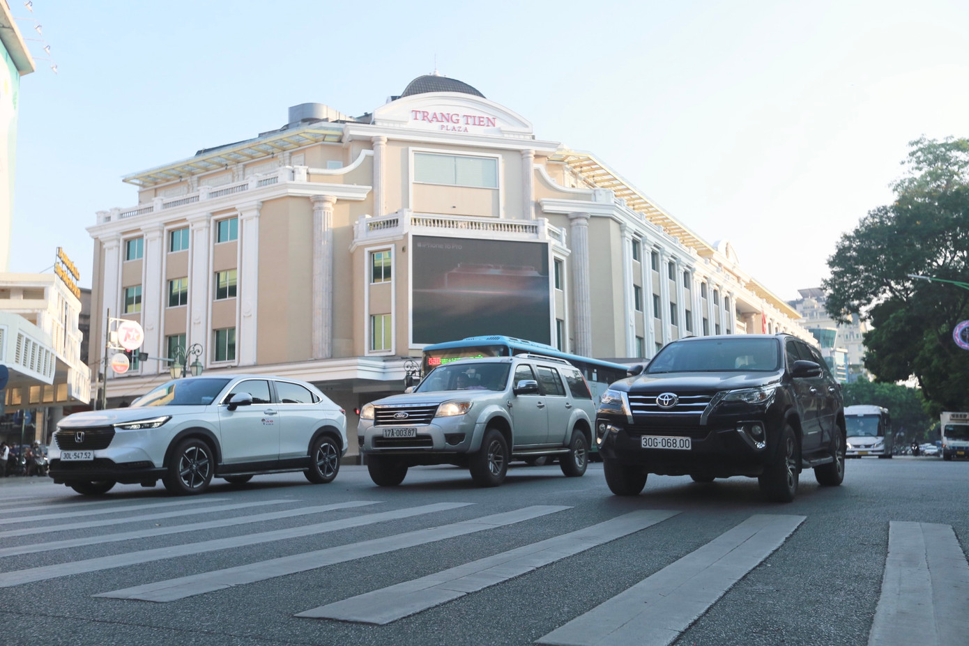 UBND TP. Hà Nội đang lấy ý kiến hoàn thiện dự thảo Nghị quyết quy định tiêu chí, điều kiện, trình tự, thủ tục xác định vùng phát thải thấp trên địa bàn nhằm cụ thể hóa Luật Thủ đô năm 2024. Cụ thể, Luật Thủ đô năm 2024 có hiệu lực từ ngày 1/1/2025 nêu khái niệm LEZ là khu vực được xác định để hạn chế phương tiện giao thông gây ô nhiễm môi trường nhằm cải thiện chất lượng không khí.