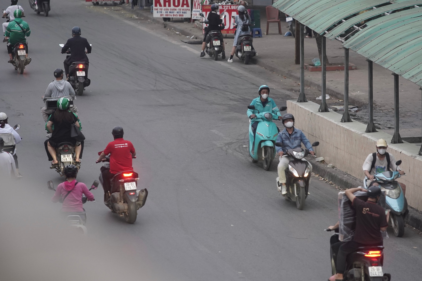 Bất chấp nguy hiểm, nhiều phương tiện đi ngược trên tuyến đường Nguyễn Trãi. Tình trạng này thường xuyên xảy ra, đặc biệt giờ cao điểm.