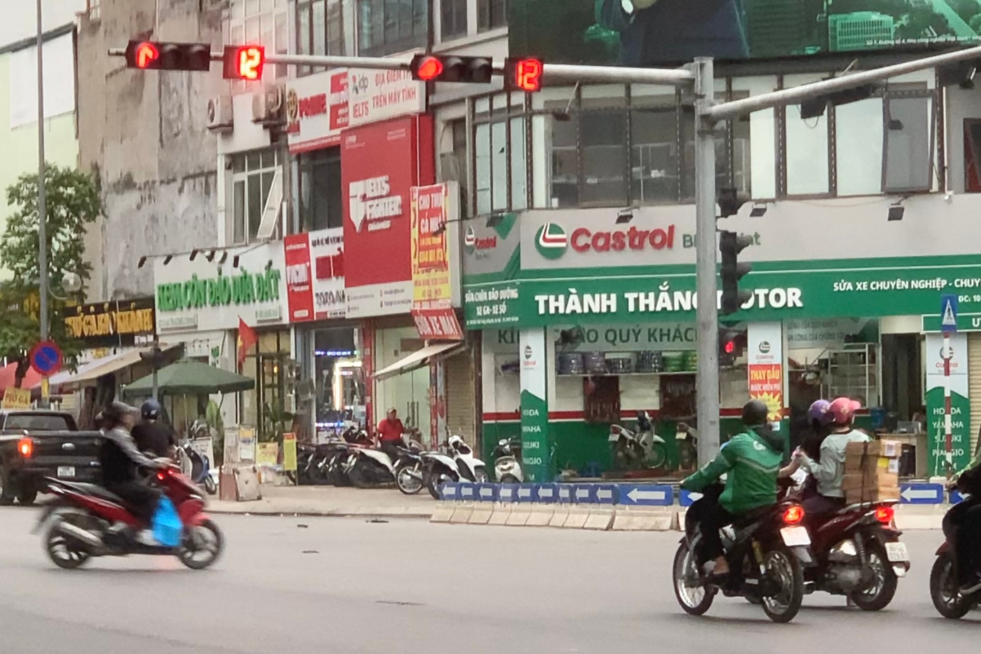 Ghi nhận của phóng viên, những ngày gần đây, trên các tuyến phố trung tâm của Hà Nội như Nguyễn Trãi, Trường Chinh, Láng, Tây Sơn, Xã Đàn... thường xuyên diễn những lỗi vi phạm giao thông của tài xế xe ôm công nghệ như vượt đèn đỏ, đi ngược chiều, đi trên vỉa hè... nhất cả trong giờ cao điểm.