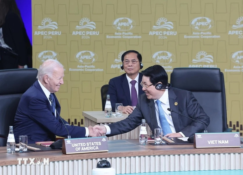 Chủ tịch nước Lương Cường với Tổng thống Hoa Kỳ Joe Biden dự Đối thoại không chính thức giữa các nhà lãnh đạo APEC với khách mời. (Ảnh: Lâm Khánh/TTXVN)
