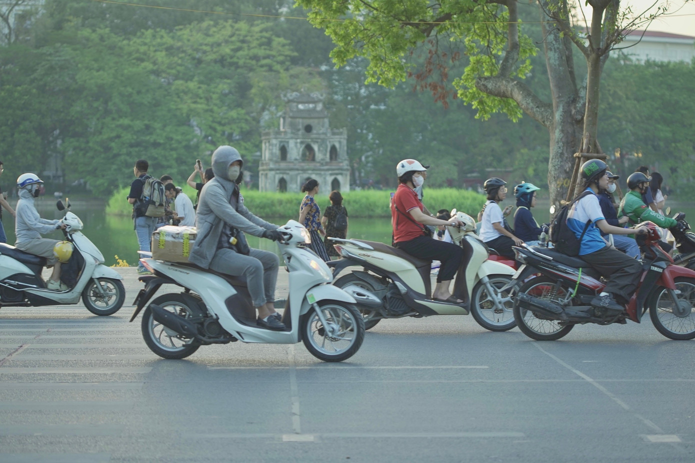 Xe máy chạy xăng với mật độ cao ở khu vực hồ Hoàn Kiếm.