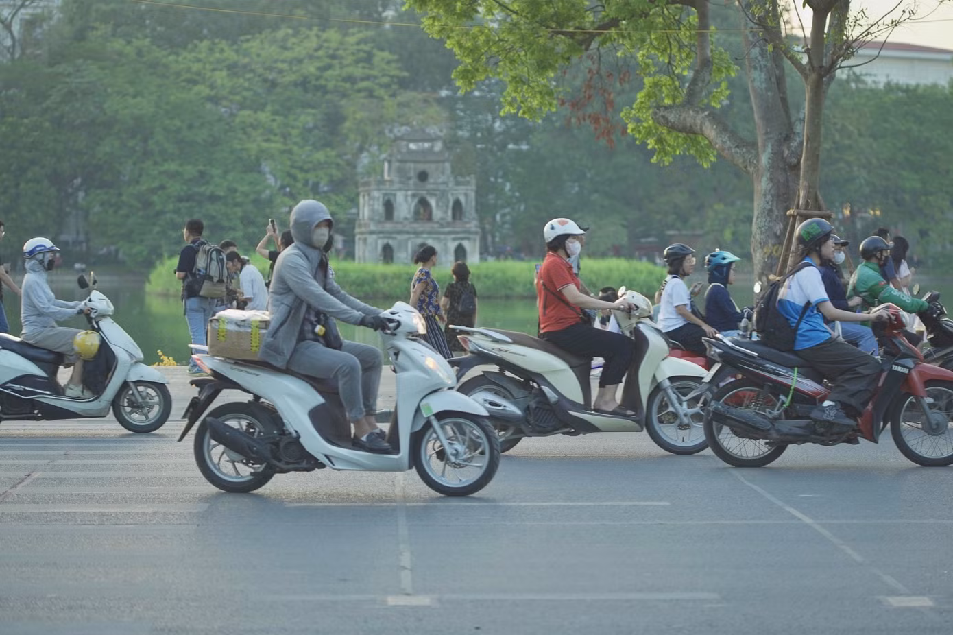 Xe máy chạy xăng với mật độ cao ở khu vực hồ Hoàn Kiếm.