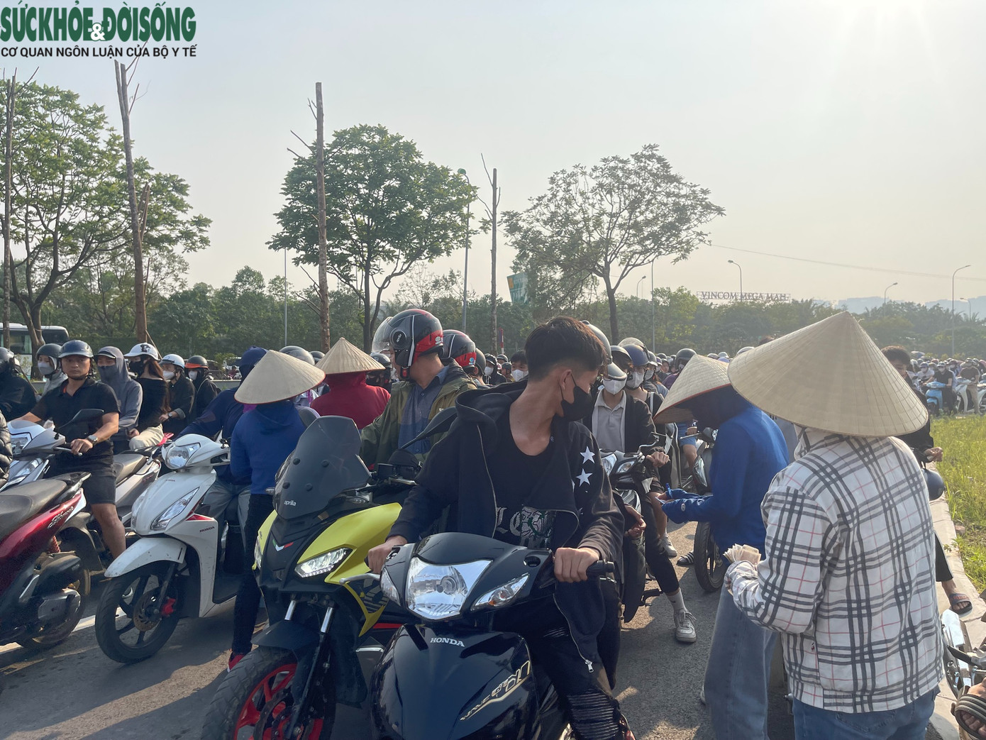 Các nhân viên soát vé xe luôn tất bật, làm việc hết công suất.