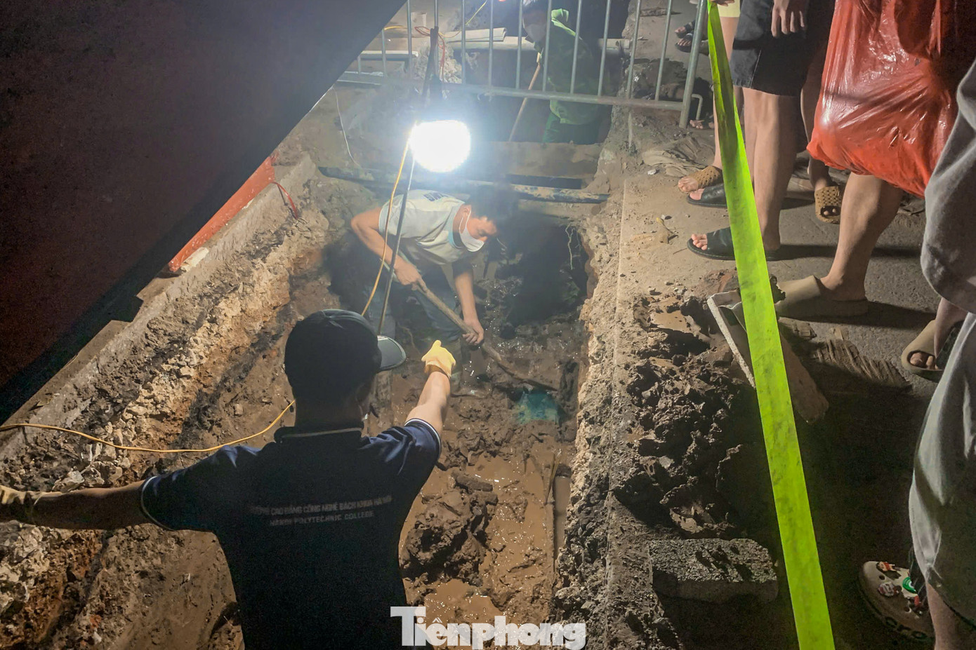 Lực lượng chức năng phát hiện hàng trăm bộ hài cốt khi thi công đường thoát nước ở ngõ 167 Tây Sơn. Ảnh: Duy Phạm.