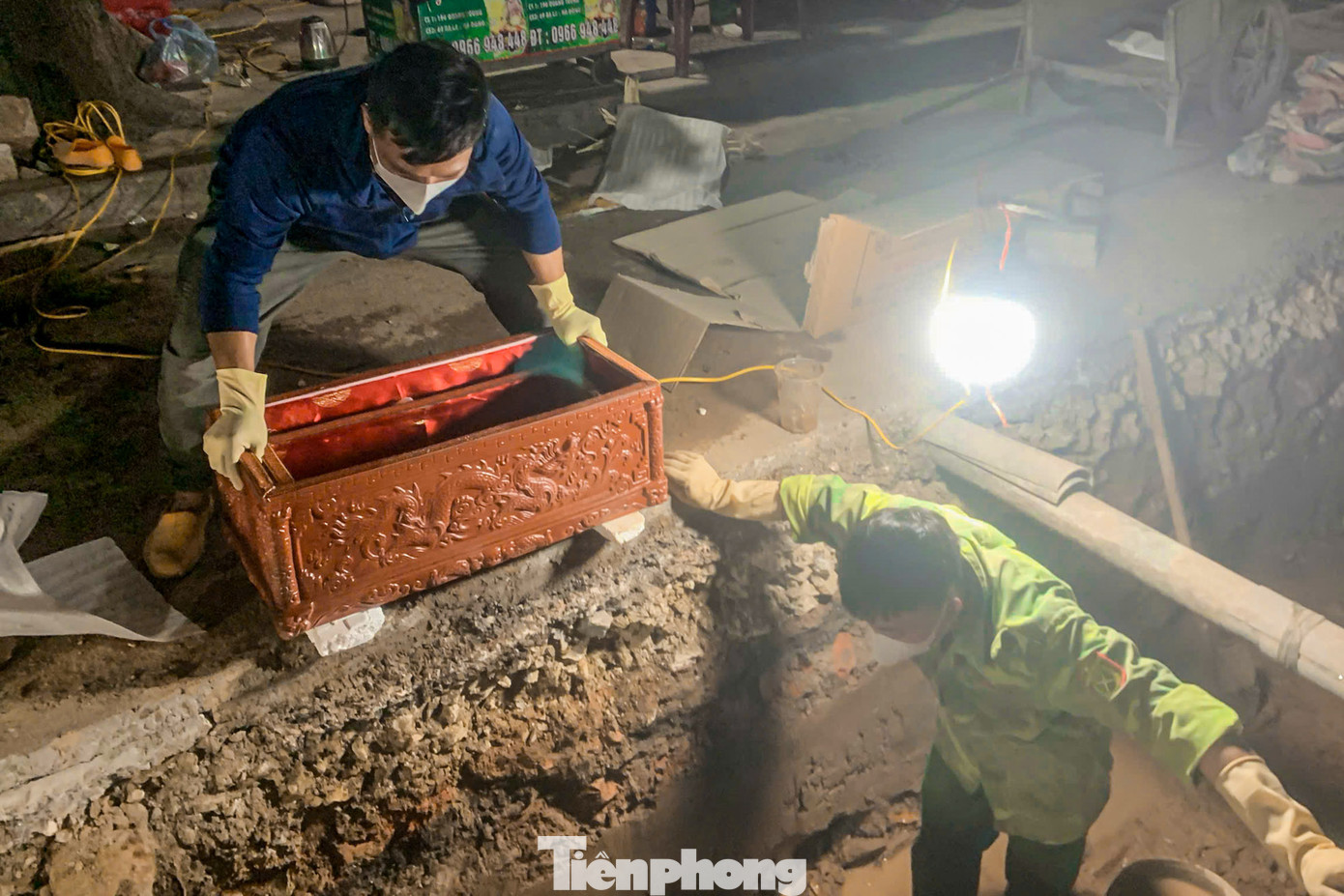 Hài cốt được nhóm công nhân cẩn thận đưa vào tiểu quách. Người dân sống tại ngõ 167 cho biết, đây không phải là lần đầu tiên phát hiện hài cốt người ở khu vực này. Trước đây, mỗi khi thi công công trình hạ tầng, đào móng nhà... đều phát hiện hài cốt.