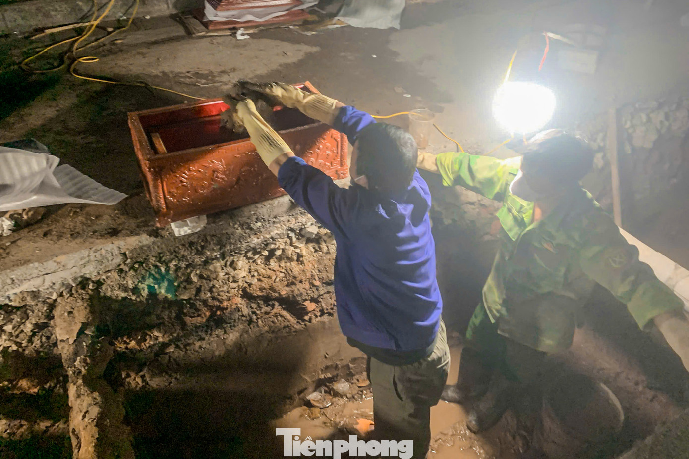 Hài cốt được nhóm công nhân cẩn thận đưa vào tiểu quách. Người dân sống tại ngõ 167 cho biết, đây không phải là lần đầu tiên phát hiện hài cốt người ở khu vực này. Trước đây, mỗi khi thi công công trình hạ tầng, đào móng nhà... đều phát hiện hài cốt.