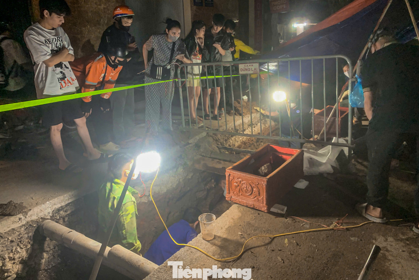 Lực lượng chức năng phát hiện nhiều bộ hài cốt người khi cải tạo hệ thống thoát nước ở ngõ 167 phố Tây Sơn. Ảnh: Duy Phạm.