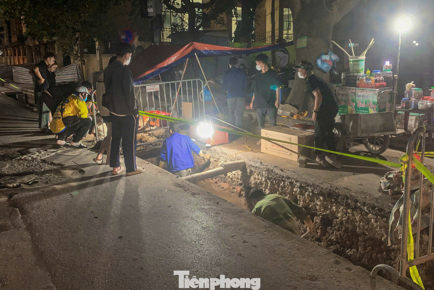 Việc di dời các bộ hài cốt được nhóm công nhân thực hiện trong đêm.