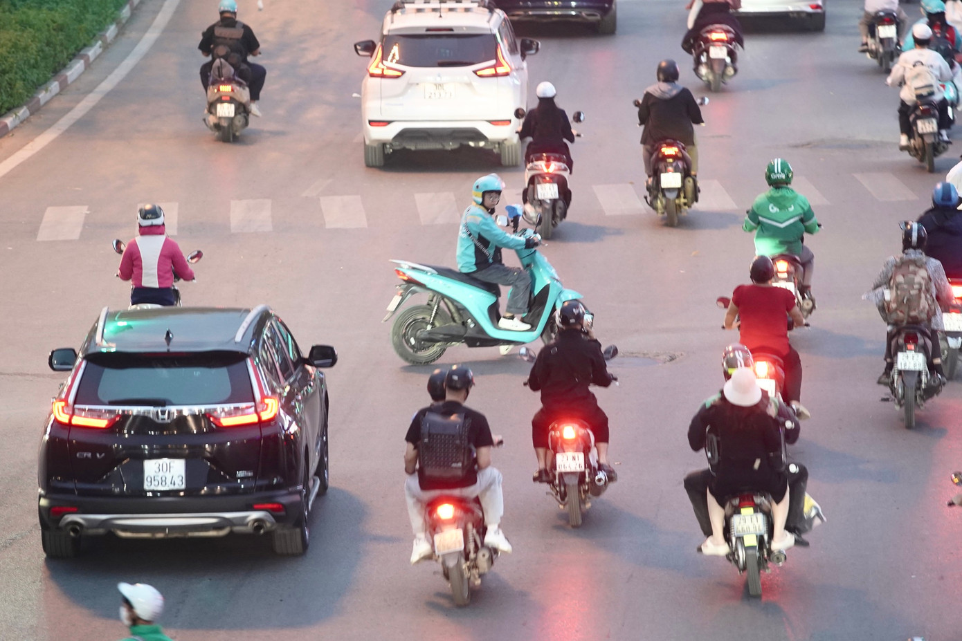 Tài xế điều khiển phương tiện đánh võng, vượt đèn đỏ, cắt ngang làn xe đang chạy trên đường Xã Đàn.