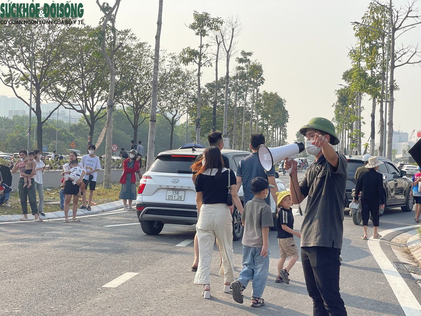 Nhân viên Bảo tàng làm việc liên tục để phục vụ lượng du khách ngày một đông. Trong Bảo tàng cũng liên tục phát thông tin tìm trẻ nhỏ, người già bị lạc vì quá đông.