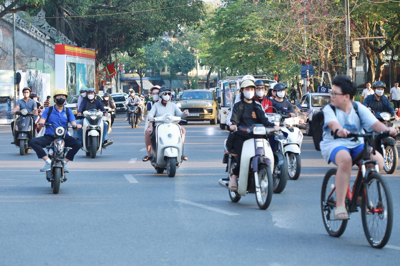 Với người dân Thủ đô, phương tiện di chuyển chính vẫn là xe máy chạy xăng, tỷ lệ người sử dụng xe điện có chiều hướng gia tăng trong những năm gần đây.
