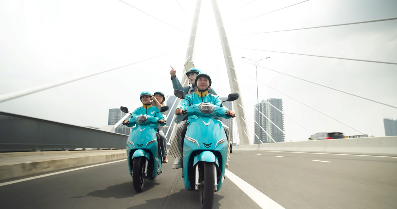 MV Ngày Trong Xanh chạm mốc gần 800 nghìn view chỉ tính riêng trên kênh của Quang Hùng MasterD, lọt top #7 danh mục âm nhạc Thịnh hành trên YouTube. MV Ngày Trong Xanh chạm mốc gần 800 nghìn view chỉ tính riêng trên kênh của Quang Hùng MasterD, lọt top #7 danh mục âm nhạc Thịnh hành trên YouTube.