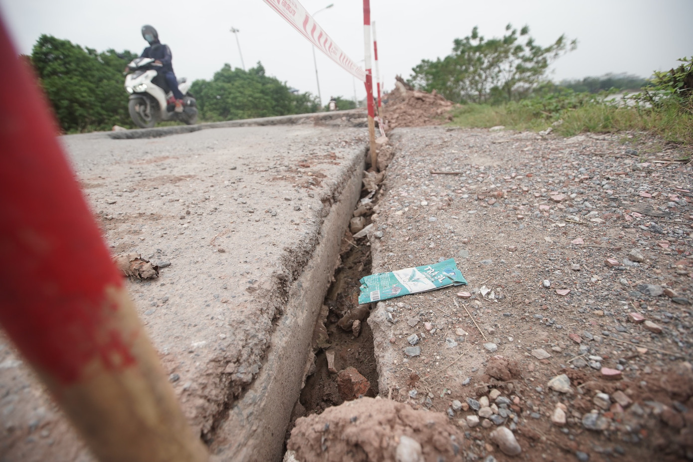 Được biết, hiện trọng tải của đê Yên Nghĩa đáp ứng cho xe dưới 10 tấn, một số đoạn cho phép xe 12 tấn. Tuy nhiên, theo phản ánh của người dân tuyến đê này thường xuyên có xe vượt tải trọng di chuyển, ảnh hưởng đến đê điều, giao thông.