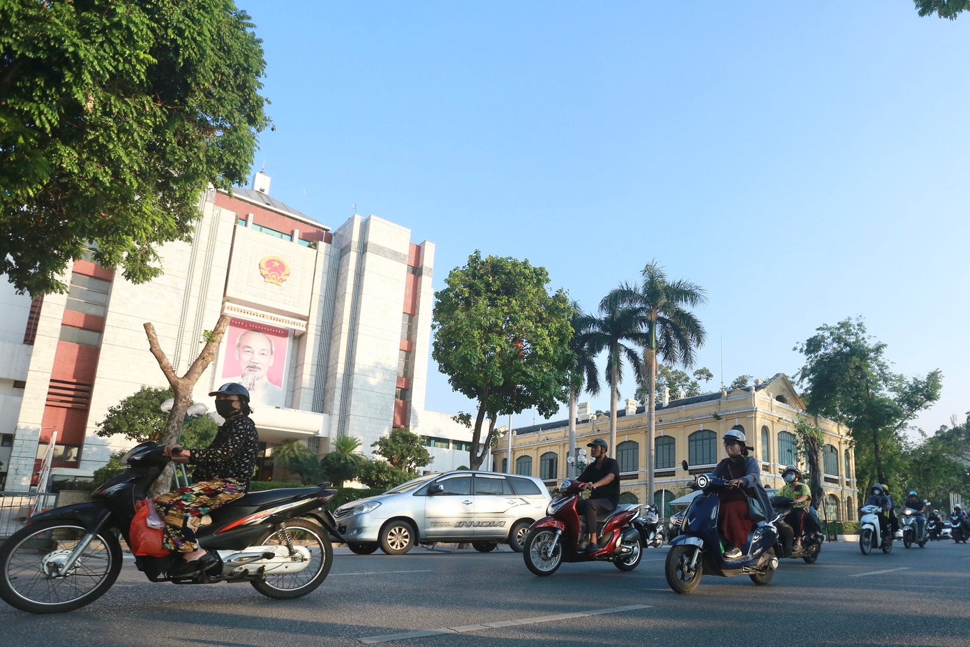 Quận Hoàn Kiếm là khu vực tập trung các hoạt động phát triển kinh tế, văn hóa, xã hội; mật độ dân cư cao, có các khu vực/địa danh cần được bảo tồn, có tiềm năng phát triển du lịch văn hóa xã hội.