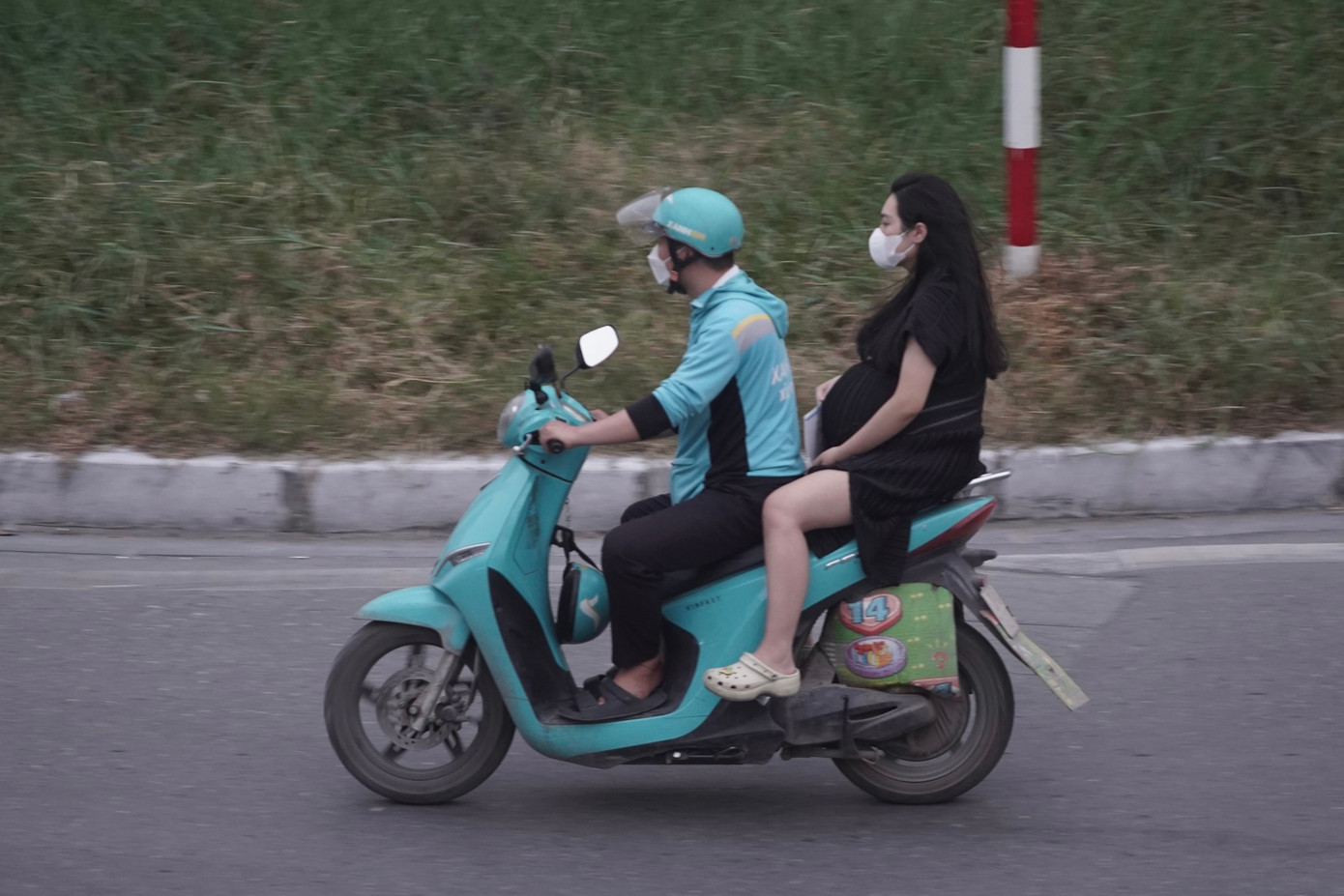 Tài xế xe ôm công nghệ chở khách không đội mũ bảo hiểm.