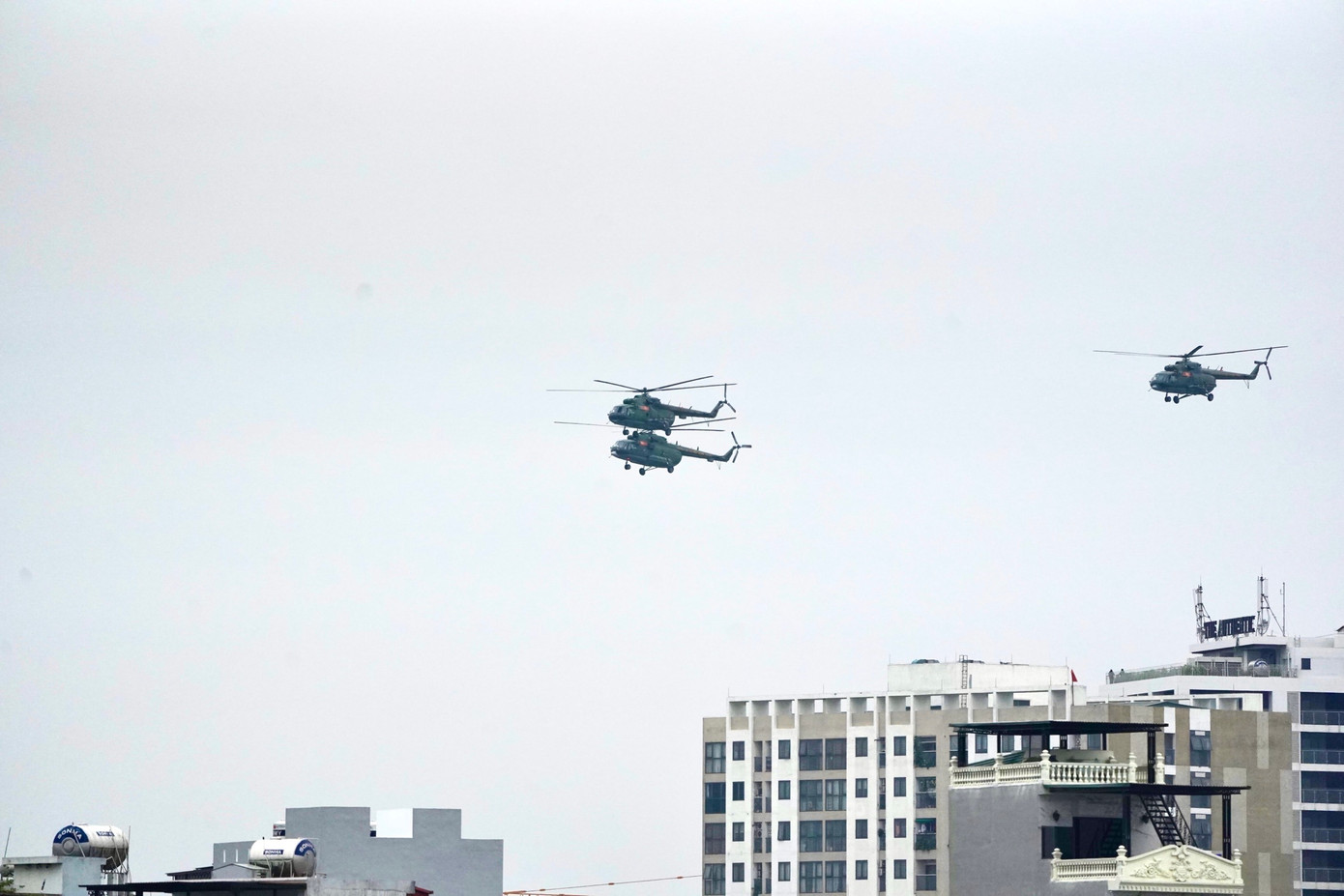 Để chuẩn bị trình diễn tại lễ khai mạc Triển lãm Quốc phòng quốc tế Việt Nam 2024, chiều 27/11, các biên đội máy bay chiến đấu Su-30MK2 và trực thăng Mi đã thục luyện bay trên khu vực sân bay Gia Lâm (Hà Nội).