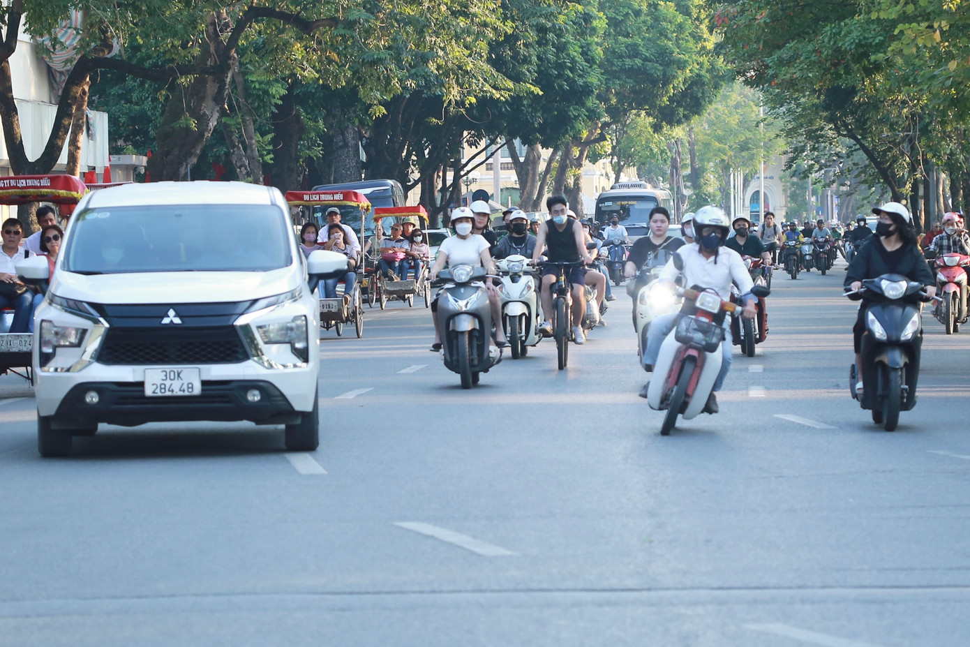 Ghi nhận của PV Tiền Phong, tại khu vực xung quanh hồ Hoàn Kiếm và phố cổ, xe máy, ô tô chiếm mật độ lớn. Khu vực phố cổ tập trung dân cư đông đúc và nhiều khách du lịch, đường phố nhỏ, dễ ùn tắc, đặc biệt vào giờ cao điểm.