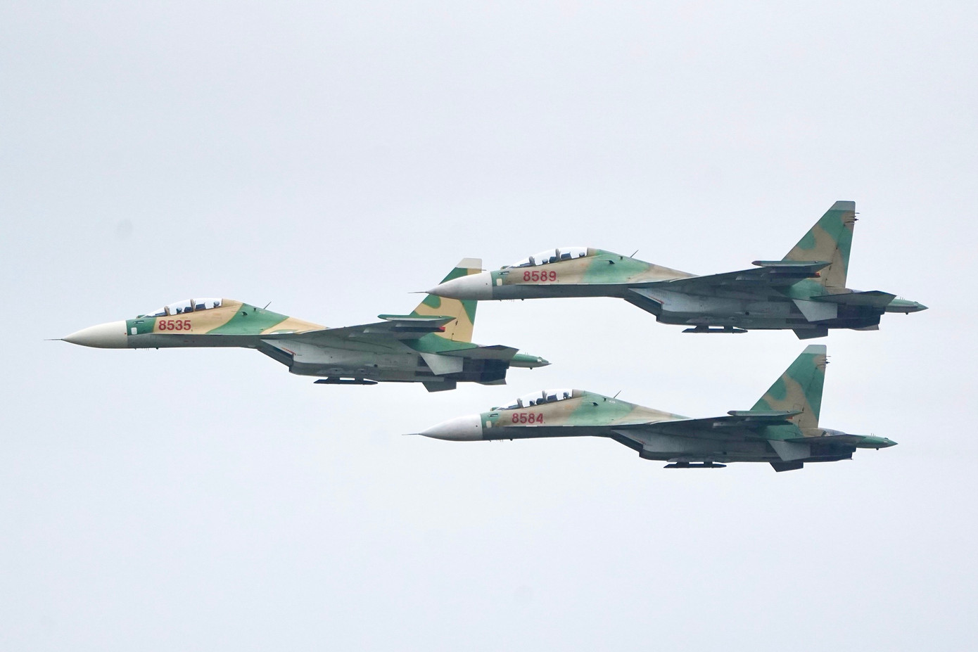 Tương tự, 7 chiếc tiêm kích Su30-MK2 cất cánh từ Bắc Giang bay về phía sân bay Gia Lâm.