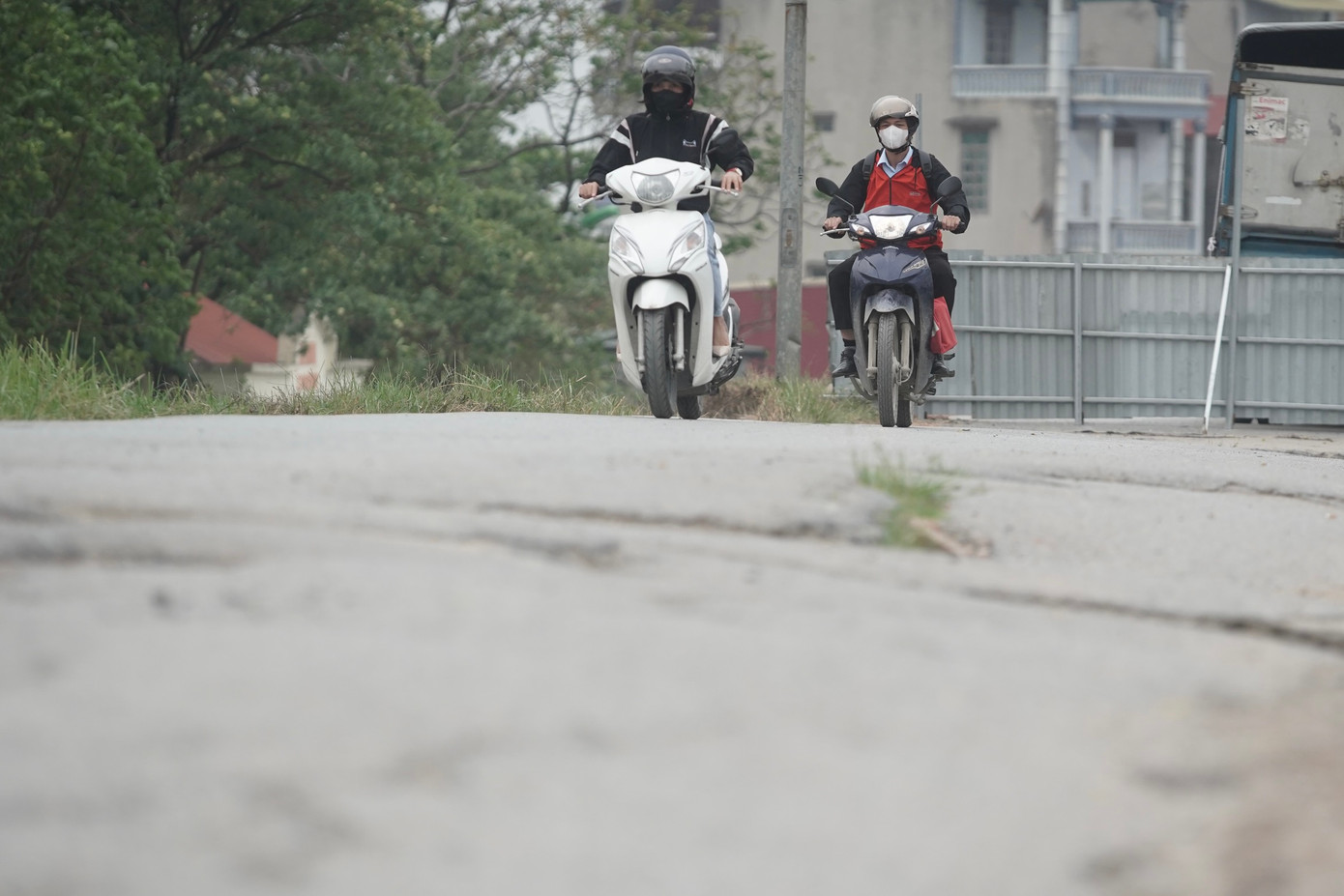 Mặt đường do bị sụt lún bị hư hỏng nặng, xuất hiện nhiều ổ gà, ổ voi, tiềm ẩn nguy cơ mất an toàn giao thông, dễ xảy ra tai nạn.