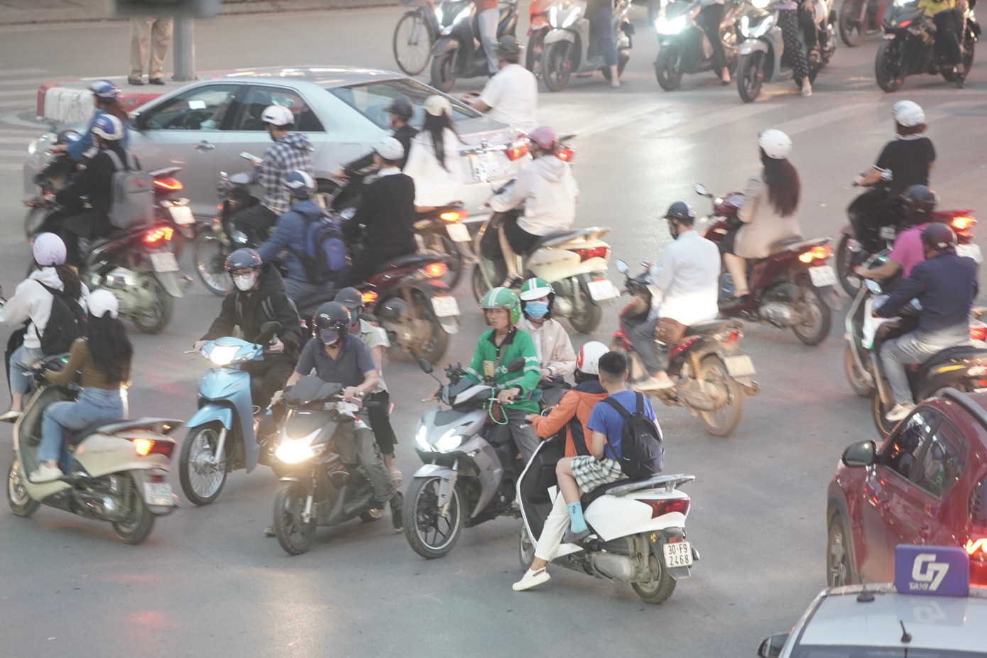 "Sau một thời gian đi xe ôm công nghệ thì tôi chuyển hướng sang đi phương tiện cá nhân hoặc phương tiện công cộng, tôi gặp nhiều lái xe đi ẩu, đi vội, vượt đèn đỏ rất nguy hiểm. Nhiều lúc có nhắc tài xế đi chậm nhưng đều bị lờ đi", chị Nhung (Thanh Xuân, Hà Nội) chia sẻ.