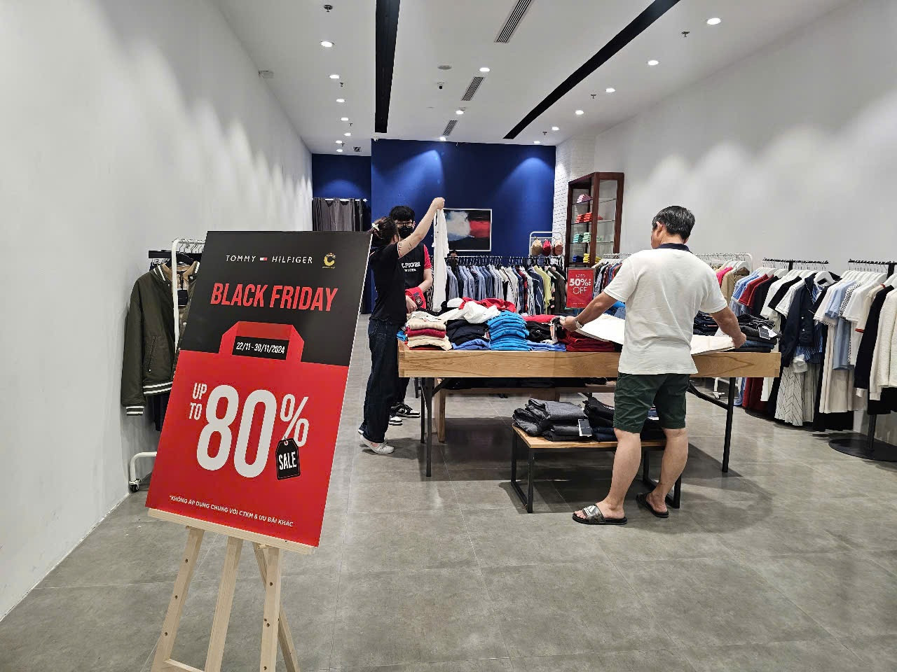 Tại Crescent Mall, một cửa hàng dù giảm giá đến 80% nhưng vẫn vắng khách Tại Crescent Mall, một cửa hàng dù giảm giá đến 80% nhưng vẫn vắng khách