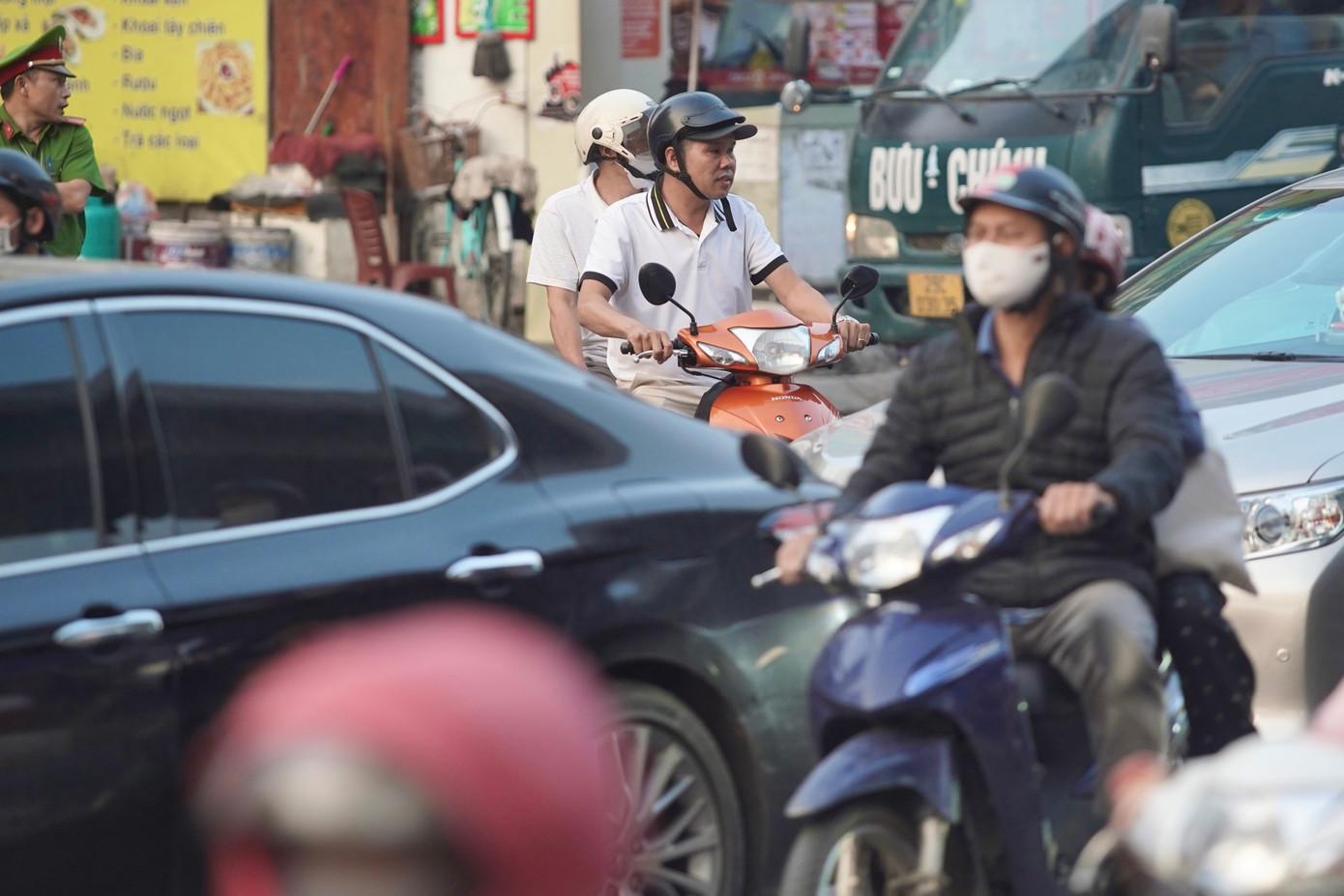 Việc các phương tiện băng cắt qua đường khiến giao thông trở nên lộn xộn, dễ ùn tắc.