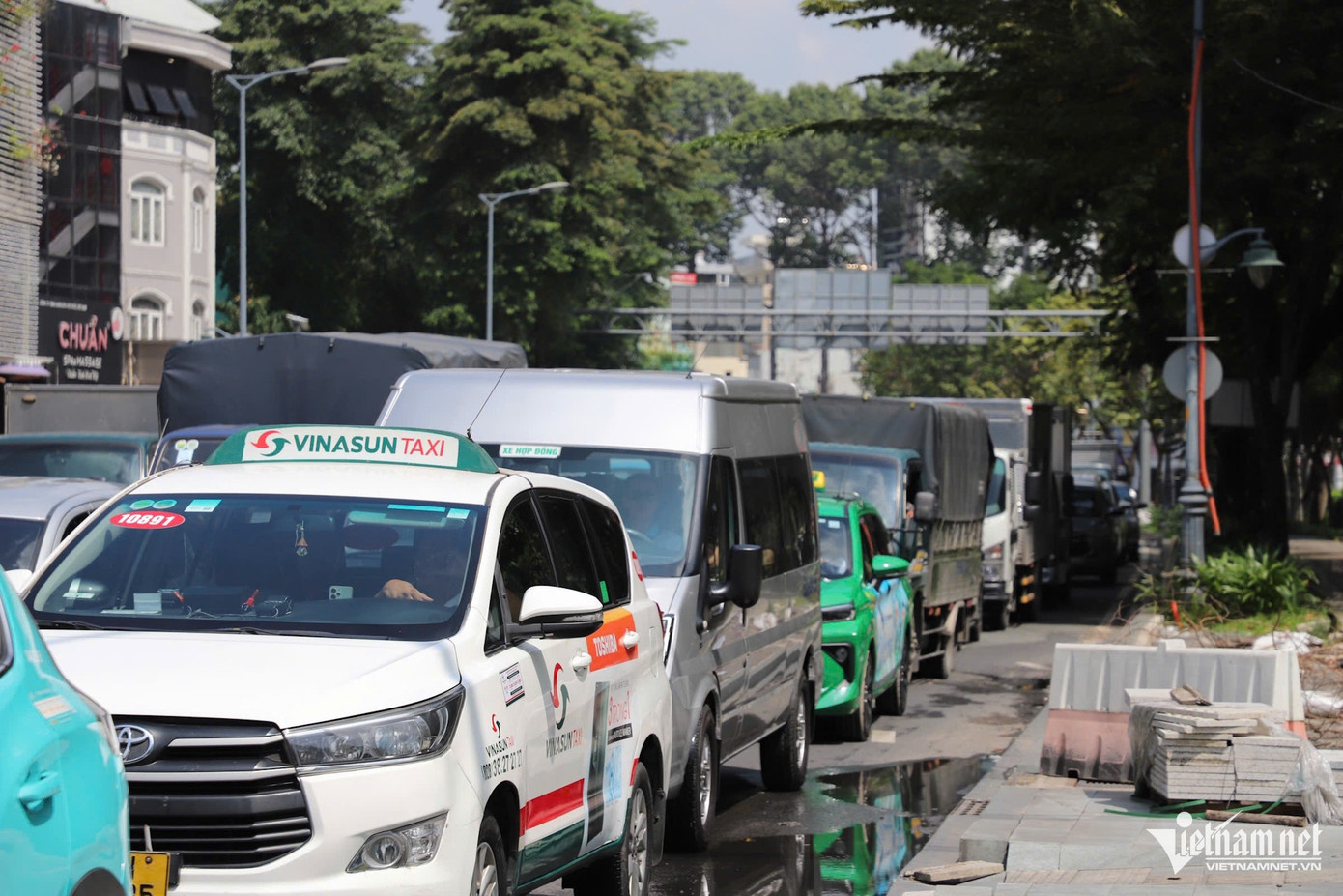 Trên đường Trường Sơn, ô tô xếp hàng nối dài hướng từ cổng sân bay Tân Sơn Nhất ra khu vực nút giao cầu vượt Lăng Cha Cả và nhích từng mét
