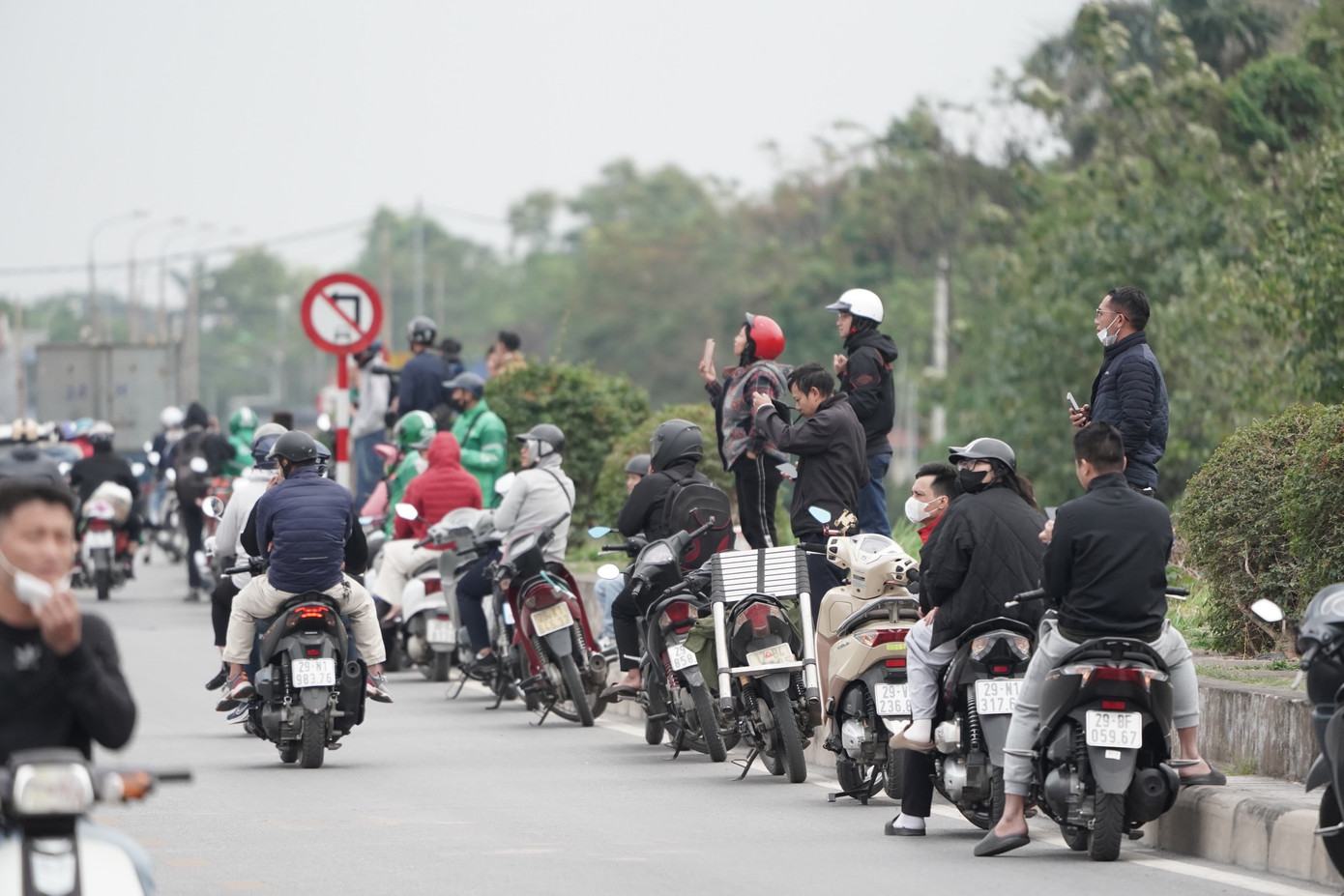 Bất chấp cái lạnh đầu đông, hàng trăm người dân thủ đô đến khu vực đường Bát Khối để xem các biên đội bay trình diễn.