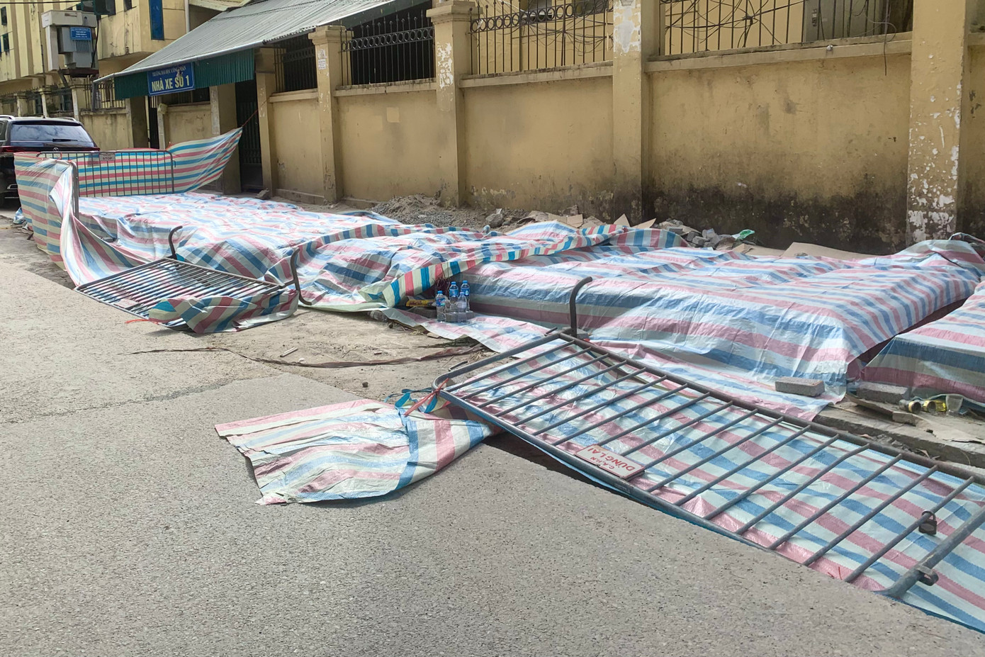 Hài cốt sau đó được đơn vị thi công tập kết để chuyển đi nơi khác.