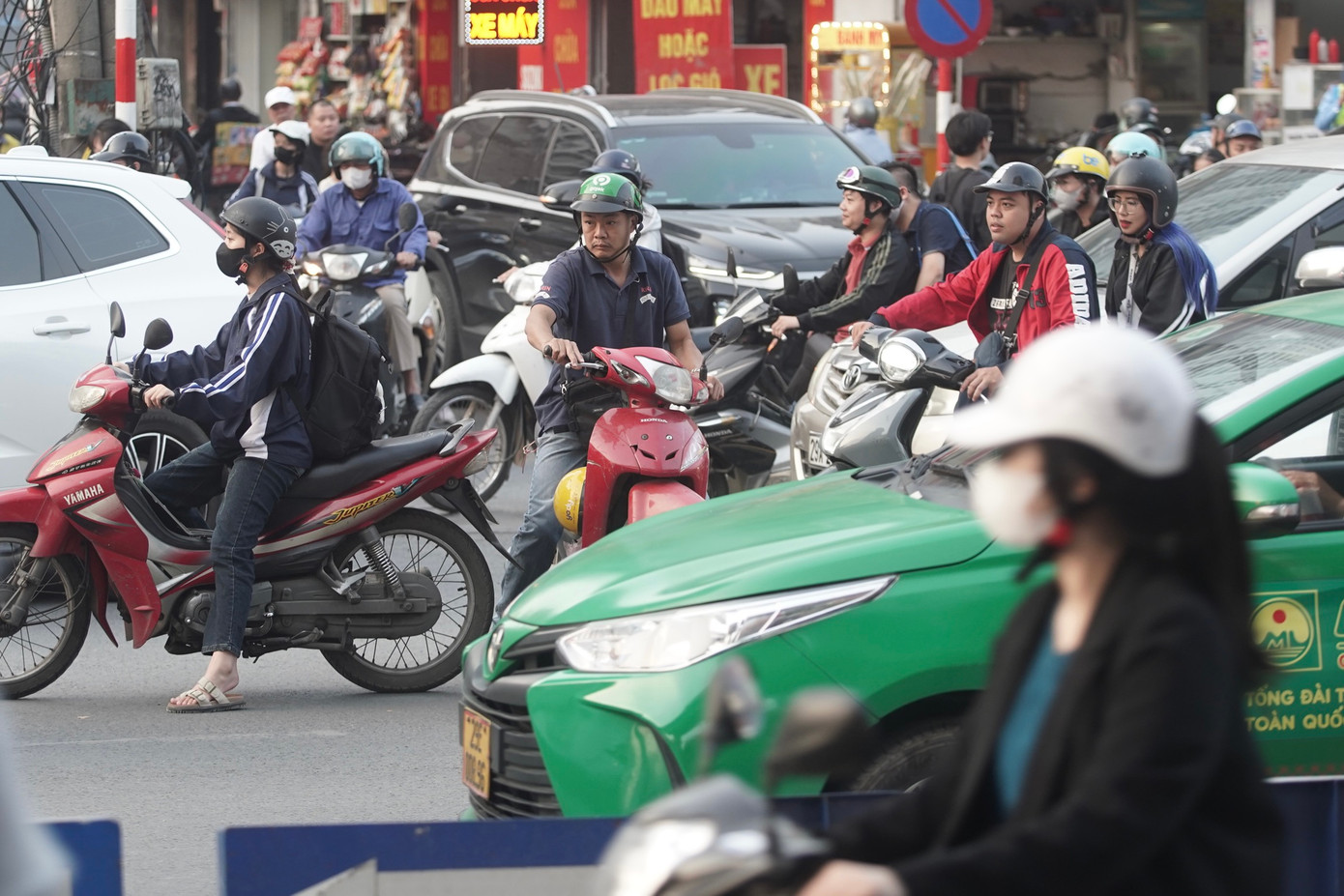 Việc các phương tiện băng cắt qua đường khiến giao thông trở nên lộn xộn, dễ ùn tắc.