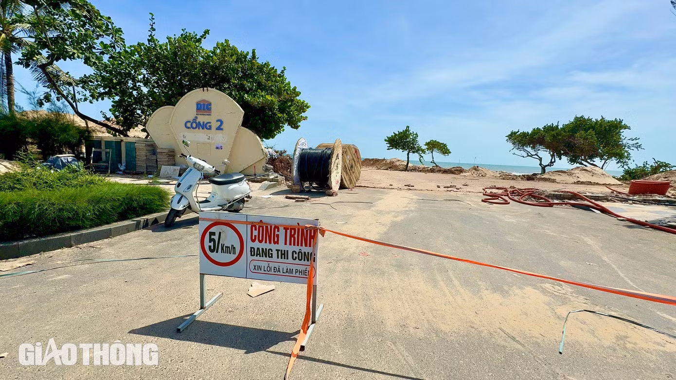“Đa số các hạng mục đang đáp ứng tiến độ, chỉ số ít đang chậm nhưng Ban QLDA cũng đã yêu cầu nhà thầu đẩy nhanh triển khai. Ban QLDA theo dõi, đôn đốc đơn vị liên quan kiểm tra, bố trí thêm đèn cảnh báo các vị trí giao nhau trong quá trình thi công”, ông Linh nói. “Đa số các hạng mục đang đáp ứng tiến độ, chỉ số ít đang chậm nhưng Ban QLDA cũng đã yêu cầu nhà thầu đẩy nhanh triển khai. Ban QLDA theo dõi, đôn đốc đơn vị liên quan kiểm tra, bố trí thêm đèn cảnh báo các vị trí giao nhau trong quá trình thi công”, ông Linh nói.