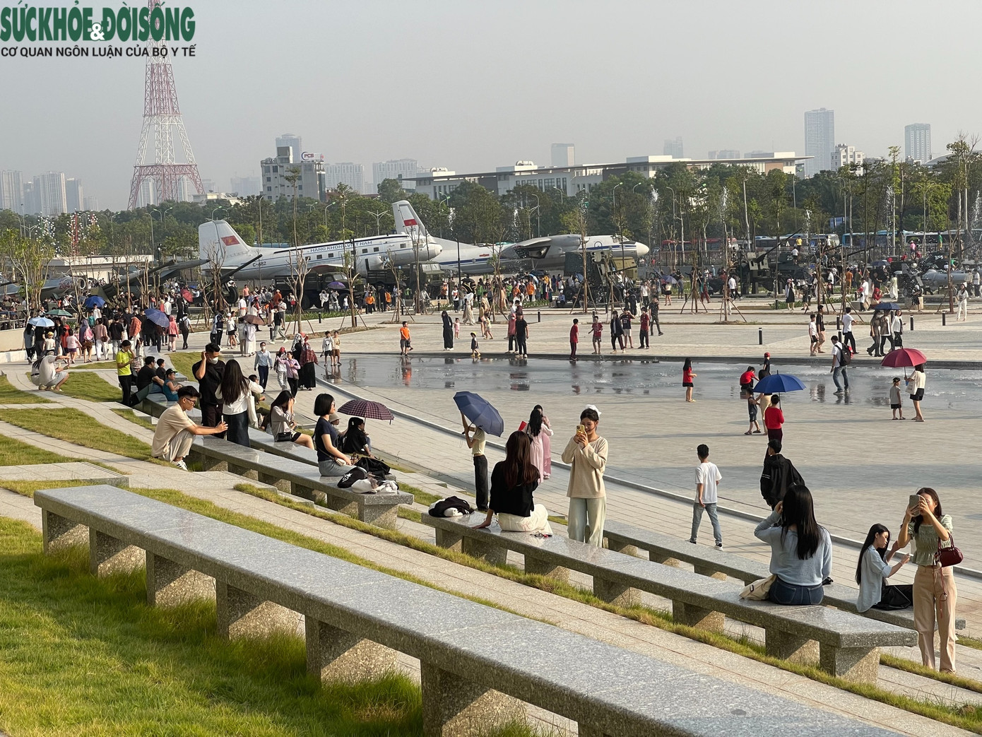 Yến Trang (sinh viên Học viện Báo chí và Tuyên truyền) cho biết, tranh thủ thời điểm Bảo tàng miễn phí vé tham quan, cô đã không ngại dậy sớm, di chuyển bằng xe máy đến đây check-in. "Dù tôi đã đi từ sáng sớm nhưng cũng không thoát khỏi tình cảnh tắc đường. Tôi sốc khi thấy biển người đổ về Bảo tàng. Mọi người đều háo hức trải nghiệm, từ các bác cựu chiến binh đến thanh niên, trẻ nhỏ,...", Yến Trang nói.