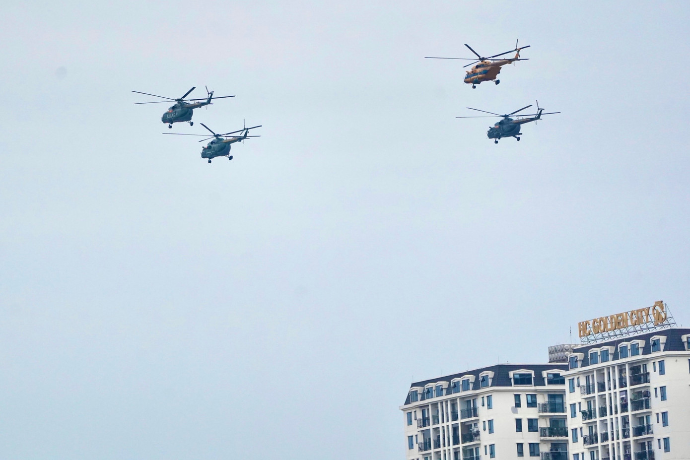 Trực thăng Mi bay thục luyện trên bầu trời Hà Nội.